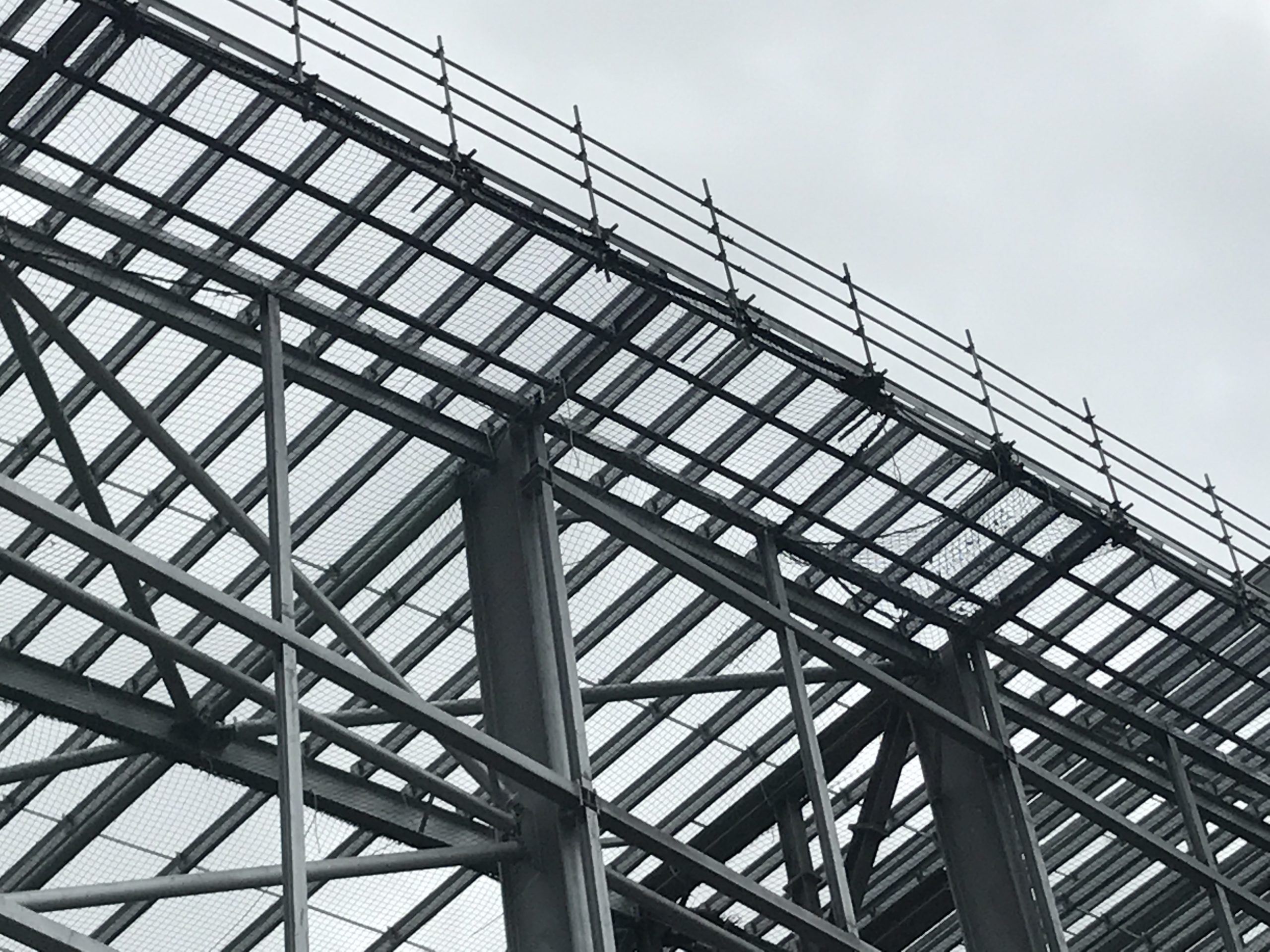 Steel roof structure with perimeter edge protection and safety nets